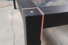 koper sierdelen in houten tafel