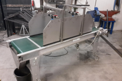 lopende band met sproei installatie