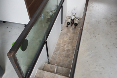 stalen frame met glas - wijnkelder