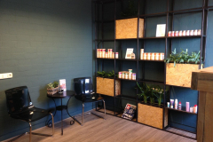 stalen kast met bloembakken